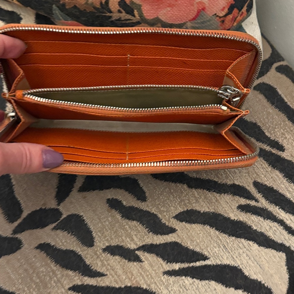 Tod's Vibrant Orange Women's Wallet interior zipper off track - Picture 4 of 5